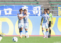 後半ATに決勝ゴールを決めた丸谷 拓也（大分/#33）と祝福する選手たち【明治安田Ｊ２ 第10節 金沢vs大分】