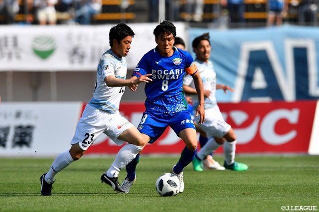 突破を計る西 弘則（讃岐）とそれを許さない岩尾 憲（徳島）【明治安田Ｊ２ 第10節 徳島vs讃岐】