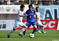 突破を計る西 弘則（讃岐）とそれを許さない岩尾 憲（徳島）【明治安田Ｊ２ 第10節 徳島vs讃岐】