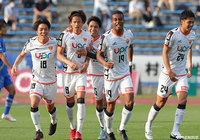 決勝ゴールの小野瀬 康介（山口/#8）に駆け寄るオナイウ 阿道（#19）ら【明治安田Ｊ２ 第10節 町田vs山口】