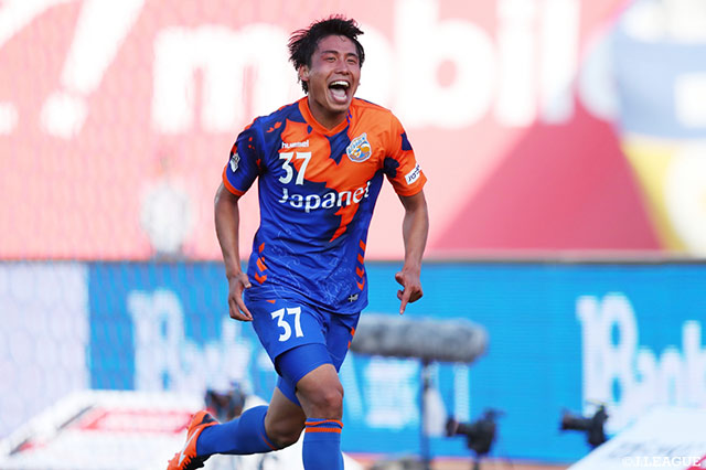 中原のFKに平松 宗がヘディングで合わせ、後半開始早々に長崎が先制ゴールを獲得！【明治安田Ｊ１ 第9節 長崎vs柏】