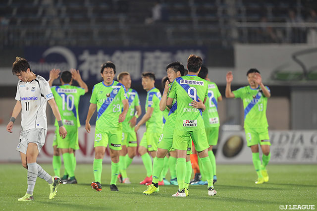 ホームのサポーターの前で4試合ぶりに勝利した湘南【明治安田Ｊ１ 第10節 湘南vsＧ大阪】