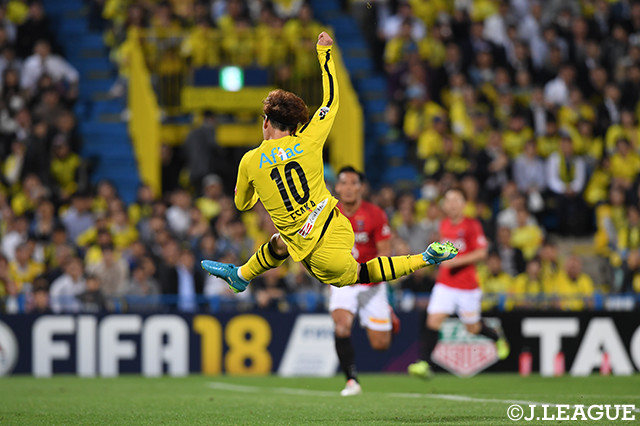 江坂　任（柏）はアクロバティックなボレーシュートでゴールに迫る【明治安田Ｊ１ 第10節 柏vs浦和】