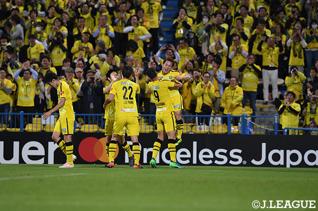 嗅覚を発揮し決勝ゴールを奪った中川　寛斗（柏）はクリスティアーノから抱擁を受ける【明治安田Ｊ１ 第10節 柏vs浦和】