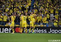 嗅覚を発揮し決勝ゴールを奪った中川　寛斗（柏）はクリスティアーノから抱擁を受ける【明治安田Ｊ１ 第10節 柏vs浦和】