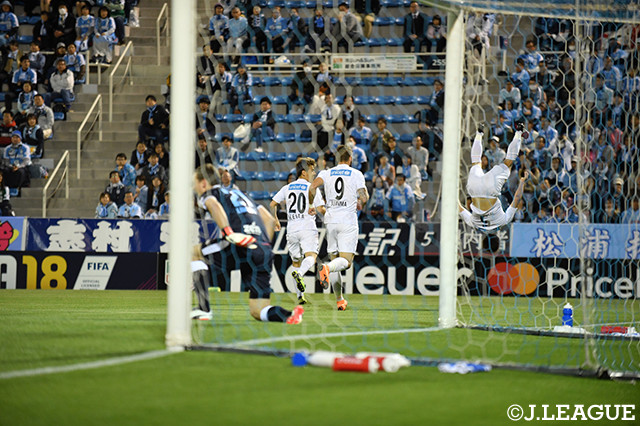先制ゴールを奪った田上　大地（長崎／＃5）は華麗な後方宙返りを披露！【明治安田Ｊ１ 第10節 磐田vs長崎】