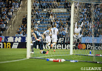 先制ゴールを奪った田上　大地（長崎／＃5）は華麗な後方宙返りを披露！【明治安田Ｊ１ 第10節 磐田vs長崎】