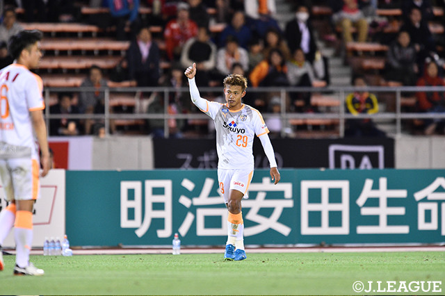 地を這うミドルシュートを突き刺し、今季初ゴールを記録した石毛　秀樹（清水）【明治安田Ｊ１ 第10節 名古屋vs清水】
