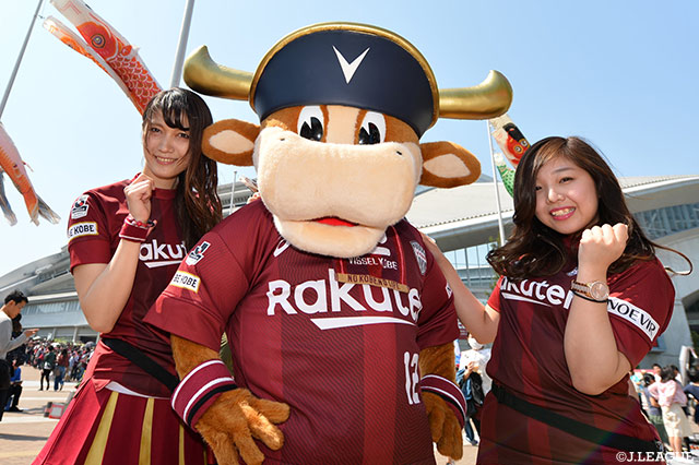 モーヴィとヴィッセルセレイアの方々が試合前にパシャリ！【明治安田Ｊ１ 第11節 神戸vs川崎Ｆ】