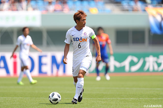 パスの出しどころを探す青山 敏弘（広島）。この日も攻守において安定したプレーを披露【明治安田Ｊ１ 第11節 長崎vs広島】