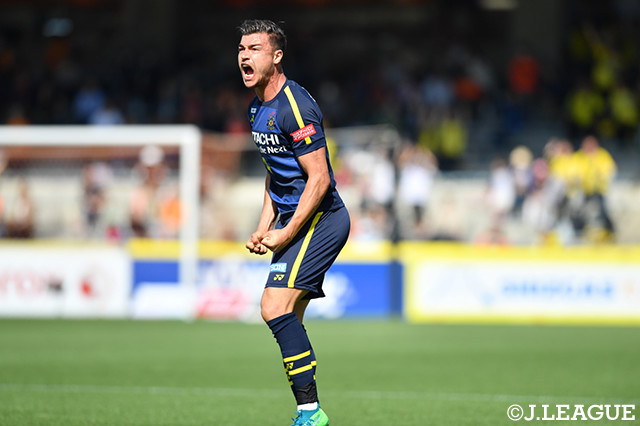 クリスティアーノ（柏）は強烈なミドルシュートを叩き込み、雄たけびを上げる【明治安田Ｊ１ 第11節 清水vs柏】