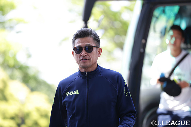 スタジアム入りする三浦　知良（横浜FC）。この日は出場機会は訪れなかった【明治安田Ｊ２ 第11節 横浜FCvs徳島】