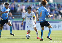 キャプテンマークを巻く岩尾　憲（徳島）。セットプレーなどでチャンスを作るもゴールは生み出せなかった【明治安田Ｊ２ 第11節 横浜FCvs徳島】