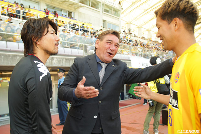 かつて広島で共に戦ったペトロヴィッチ監督（札幌）と野津田 岳人（仙台）が再会【明治安田Ｊ１ 第11節 仙台vs札幌】