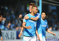 ダイビングヘッドで先制ゴールを挙げ、チームメイトから祝福される川又　堅碁（磐田）【明治安田Ｊ１ 第11節 磐田vsＣ大阪】