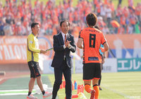 ゴールを決めた小野瀬 康介（山口）と労う霜田監督【明治安田Ｊ２ 第11節 山口vs新潟】