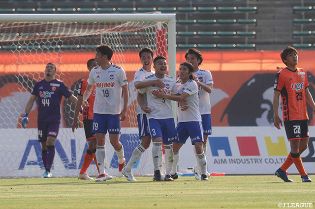 後半ATのPKをしっかりと沈めた安田 理大（新潟/#3）に駆け寄る選手たち【明治安田Ｊ２ 第11節 山口vs新潟】