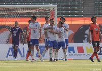 後半ATのPKをしっかりと沈めた安田 理大（新潟/#3）に駆け寄る選手たち【明治安田Ｊ２ 第11節 山口vs新潟】