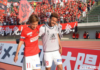 試合後、勝利を喜ぶ金沢のマラニョンと杉浦 恭平【明治安田J2 第11節 岐阜vs金沢】