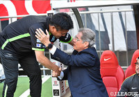 挨拶をかわす湘南の曺 貴裁監督(左)と浦和のオズワルド オリヴェイラ監督(右)【明治安田J1 第11節 浦和vs湘南】