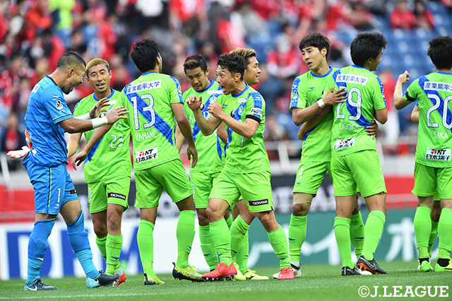 平塚時代の1997年以来21年ぶりに浦和から勝利を手にした湘南。選手たちは喜びを見せる【明治安田Ｊ１ 第11節 浦和vs湘南】