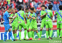 平塚時代の1997年以来21年ぶりに浦和から勝利を手にした湘南。選手たちは喜びを見せる【明治安田J1 第11節 浦和vs湘南】