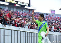 昨シーズンまで浦和に所属していた梅崎　司（湘南）。試合後は浦和のサポーターから歓声を受ける【明治安田Ｊ１ 第11節 浦和vs湘南】