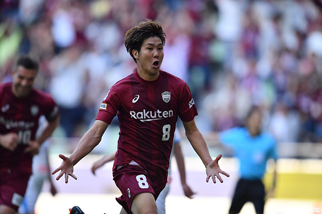 78分、相手DFのクリアに反応した三田 啓貴（神戸）。ダイレクトで左足を強振しスーパーゴールを決めてみせた【明治安田Ｊ１ 第11節 神戸vs川崎Ｆ】