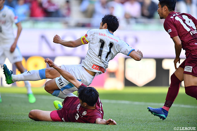 試合終了間際にDFを背負った状態でボールを受け、瞬く間にターンし低い弾道のシュートを沈めた小林 悠（川崎Ｆ）【明治安田Ｊ１ 第11節 神戸vs川崎Ｆ】