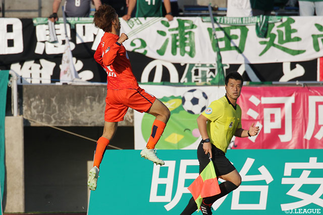 スルーパスに抜け出し、相手GKよりも先に左足でボールに触れ先制ゴールをもたらした神谷 優太（愛媛）【明治安田Ｊ２ 第11節 愛媛vs松本】