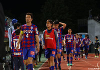 5試合振りの勝利が目前で消え、呆然とする甲府の選手たち【明治安田Ｊ２ 第11節 甲府vs千葉】