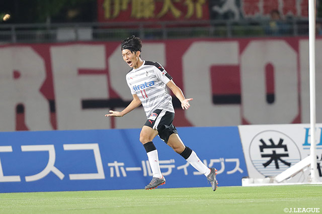 皆川 佑介（熊本）が右サイドからのクロスをヘディングで叩き込み、アウェイの熊本が先制！【明治安田Ｊ２ 第11節 岡山vs熊本】