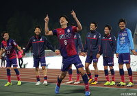 3発快勝を収めた岡山。試合後、今シーズンの岡山を牽引する塚川 孝輝（#8）がおどけるようなパフォーマンス！【明治安田Ｊ２ 第11節 岡山vs熊本】