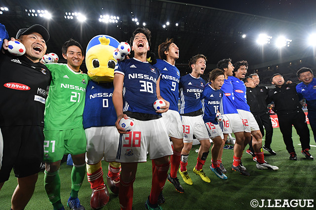 ホーム初白星を手にした横浜FM。リーグ戦初先発で好プレーを見せた山田　康太（＃38）らが喜びをあらわに【明治安田Ｊ１ 第11節 横浜FMvs鹿島】