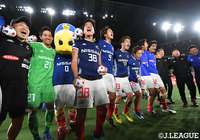 ホーム初白星を手にした横浜FM。リーグ戦初先発で好プレーを見せた山田　康太（＃38）らが喜びをあらわに【明治安田Ｊ１ 第11節 横浜FMvs鹿島】