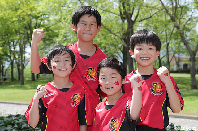 ちびっこサポーターが気合の入ったペイントをして選手たちを応援！【明治安田Ｊ３ 第8節 福島vs藤枝】