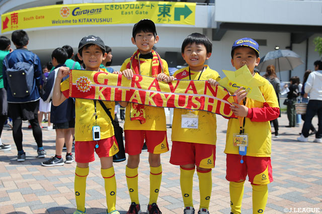 タオルを持って皆でパシャリ！力をあわせて応援するぞ！【明治安田Ｊ３ 第8節 北九州vs群馬】