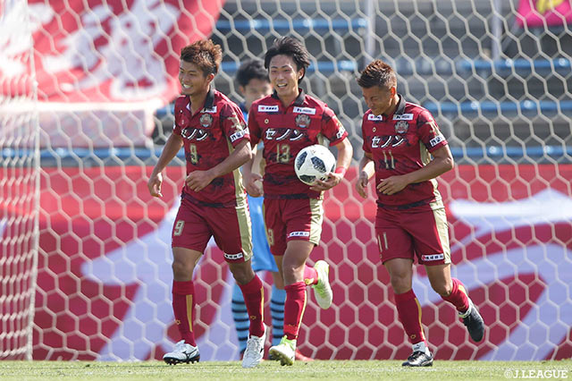 琉球は富樫 佑太（左）が2ゴールと気迫のこもったプレーを見せたが…【明治安田Ｊ３ 第8節 YS横浜vs琉球】