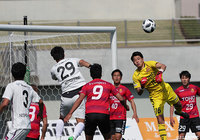 セットプレーから渡辺 亮太（藤枝）が頭で狙うが福島守備陣に阻まれる【明治安田Ｊ３ 第8節 福島vs藤枝】