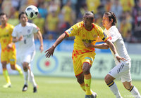 前節ゴールを決めたダヴィ（北九州）には厳しいマークが。2試合連続ゴールはならず。【明治安田Ｊ３ 第8節 北九州vs群馬】