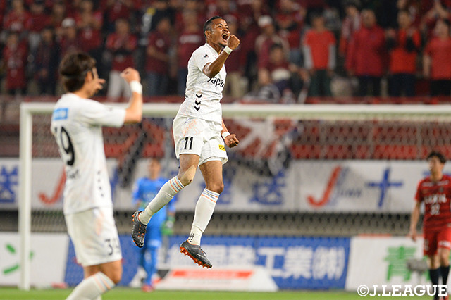 この日先発起用の鈴木　武蔵（長崎）は同点ゴールを決めてガッツポーズ！【明治安田Ｊ１ 第12節 鹿島vs長崎】