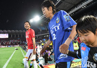 笑顔でピッチに入る興梠　慎三（浦和）と中村　憲剛（川崎Ｆ）【明治安田Ｊ１ 第12節 川崎Ｆvs浦和】