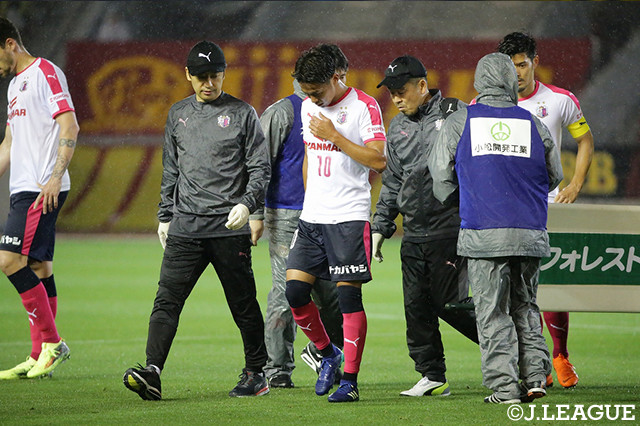 復帰後コンディションを上げていた清武　弘嗣（Ｃ大阪）だが、前半のうちに無念の負傷交代。状態が心配される【明治安田Ｊ１ 第12節 名古屋vsＣ大阪】