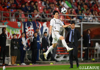 タッチライン際でボールを受ける飯尾　竜太朗（長崎）【明治安田Ｊ１ 第12節 鹿島vs長崎】