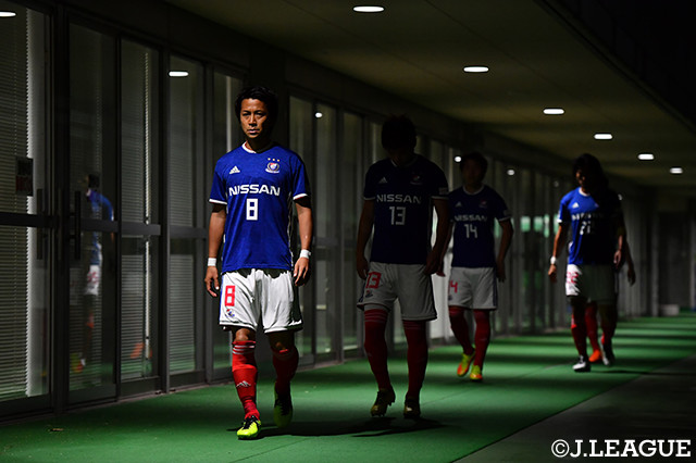 ロッカールームからピッチへと向かう中町　公祐（横浜FM）【明治安田Ｊ１ 第12節 横浜FMvs磐田】