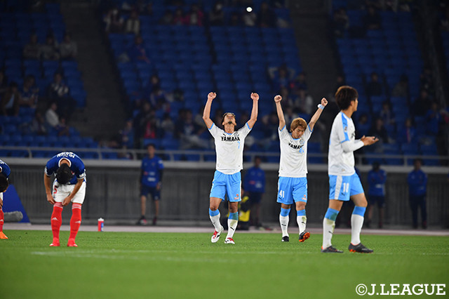 苦手とする日産スタジアムで勝利を手にし、ガッツポーズを見せる磐田の選手たち【明治安田Ｊ１ 第12節 横浜FMvs磐田】