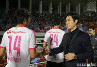 試合後、選手たちを労うＣ大阪の尹　晶煥監督【明治安田Ｊ１ 第12節 名古屋vsＣ大阪】