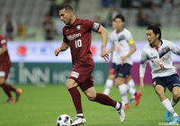 先発出場のルーカス ポドルスキ（神戸）は負傷で31分にピッチを後にした【明治安田Ｊ１ 第12節 神戸vsFC東京】