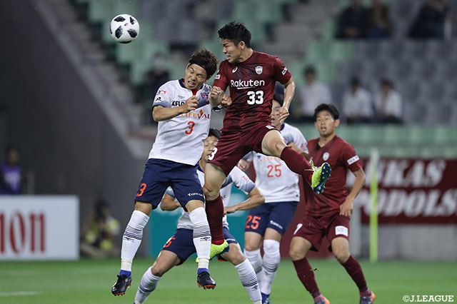 激しい空中戦を見せた大槻 周平（神戸）と森重 真人（FC東京）【明治安田Ｊ１ 第12節 神戸vsFC東京】