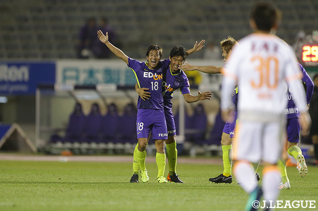 ペナルティエリア左手前で右足を振り抜き追加点を奪った柏 好文（広島／＃18）。嬉しい今シーズン初ゴール【明治安田Ｊ１ 第12節 広島vs清水】